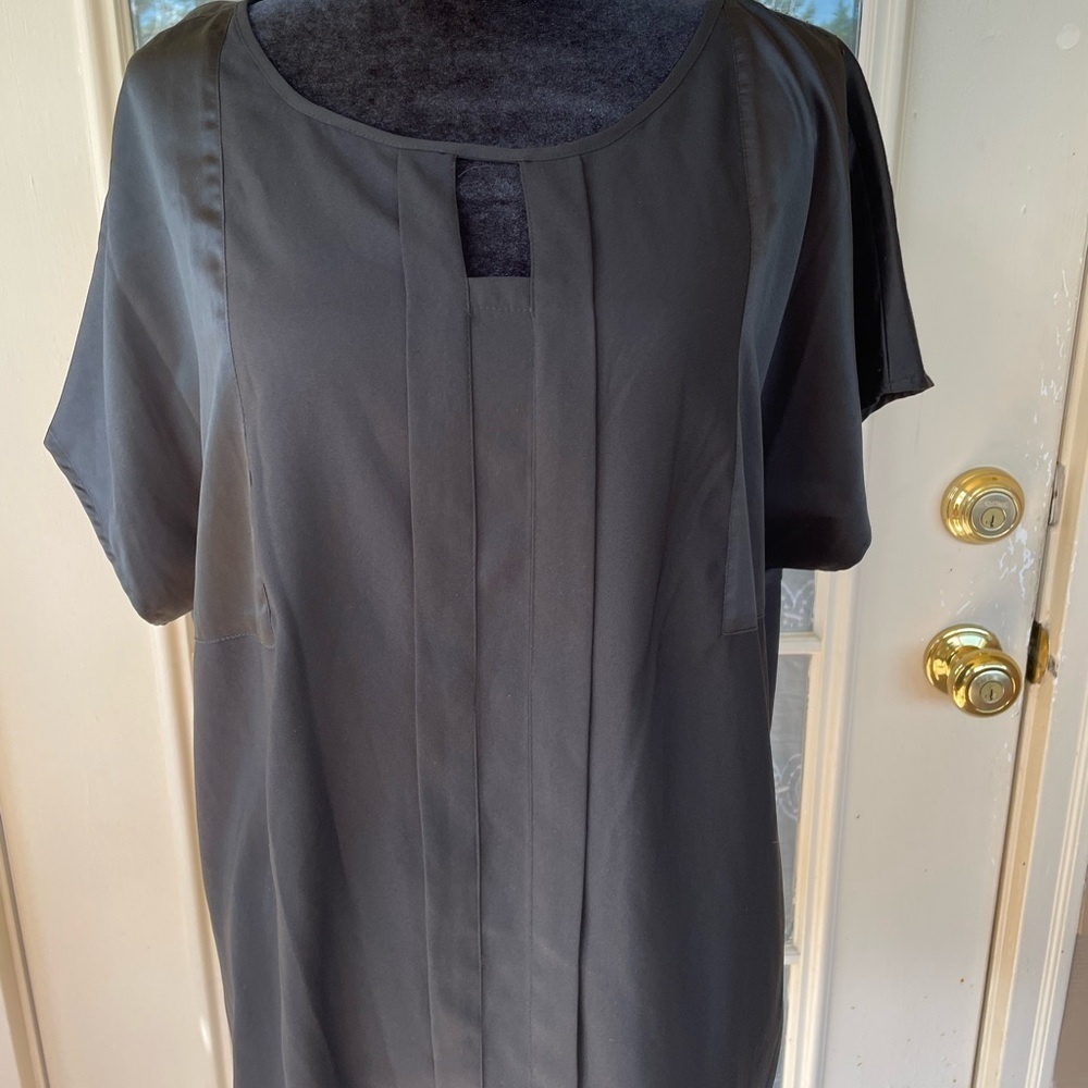 ECI New York Black Satin Blouse L Keyhole Pleated Short Sleeve - Picture 2 of 5